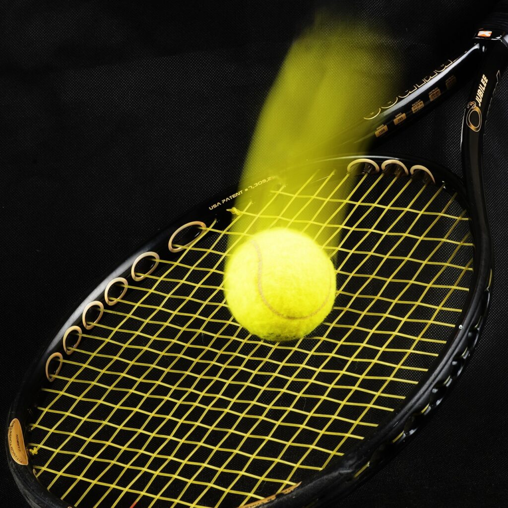 raquette de tennis noire avec un cordage jaune